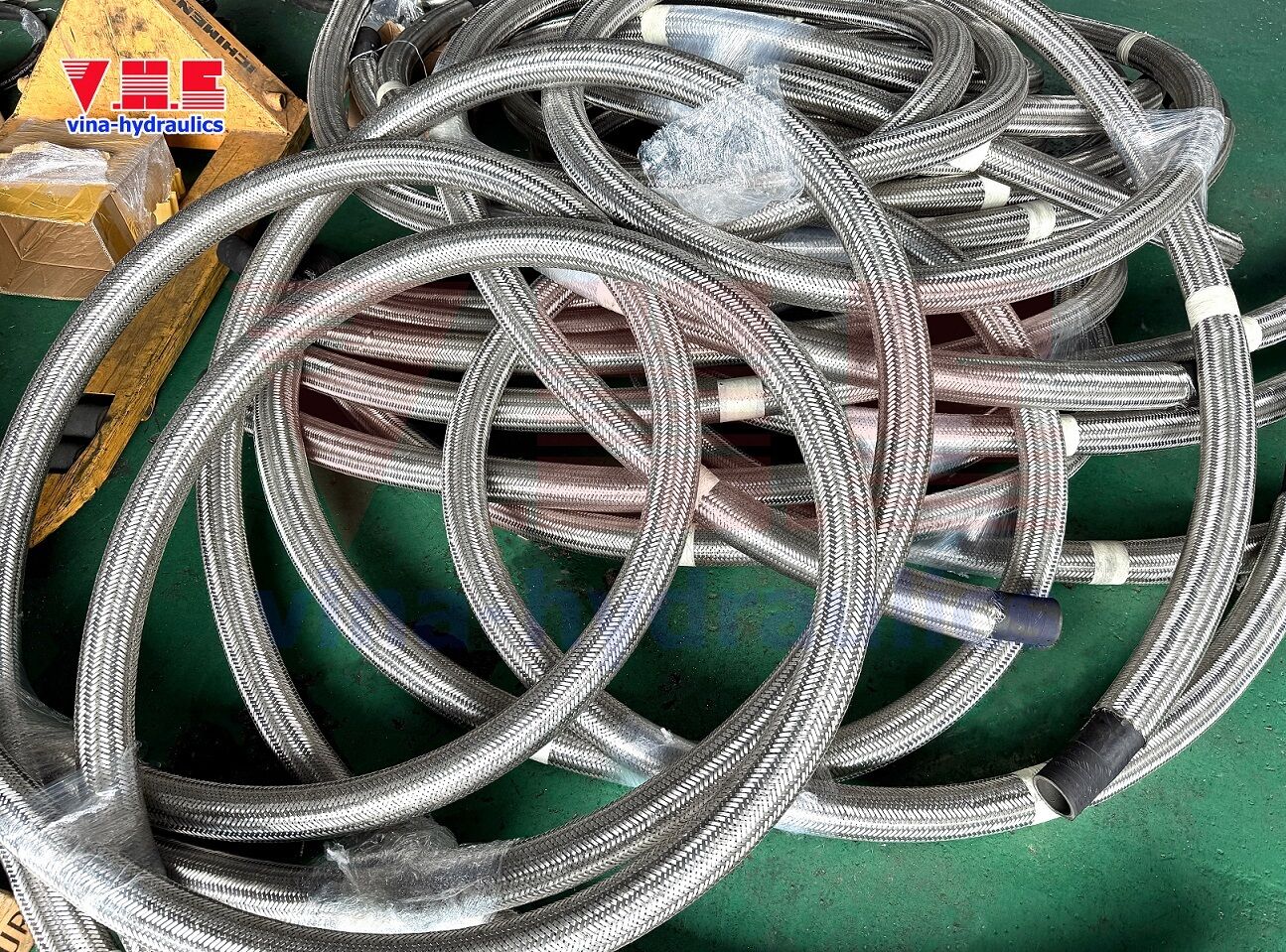Stainless steel mesh protection for hydraulic hoses in motor vehicles