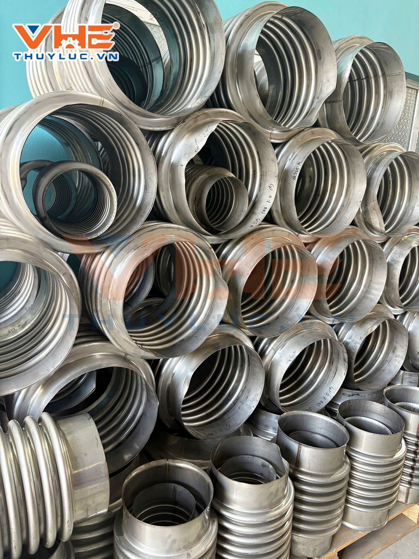 Khớp co giãn inox trong đóng tàu