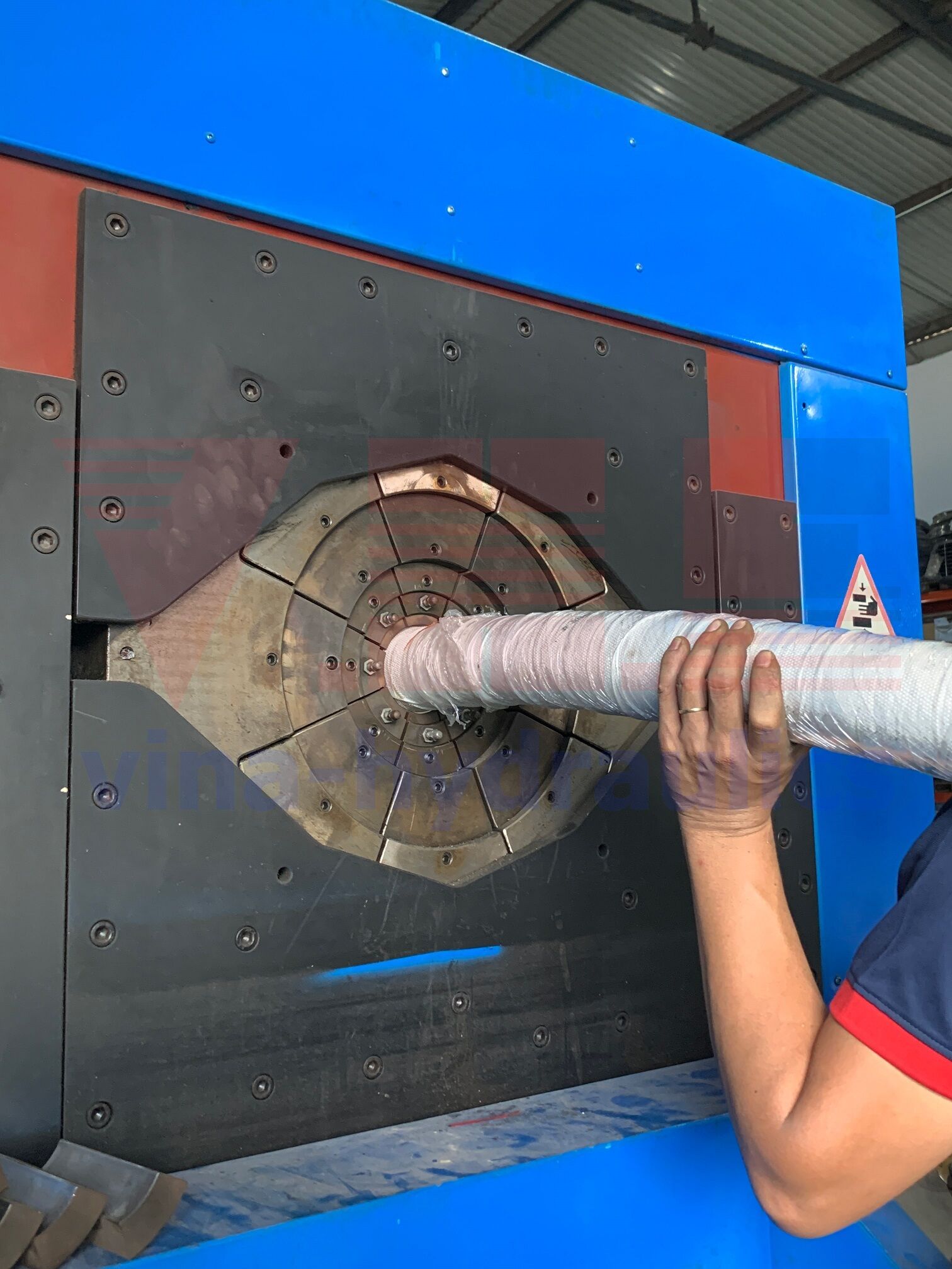 Squeeze the Alfagomma hydraulic hose