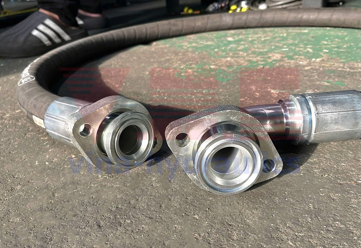 smooth-cover hydraulic hose