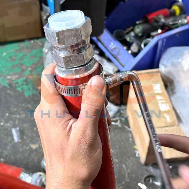 khóa chặt bằng đai xiết (cổ dê) inox