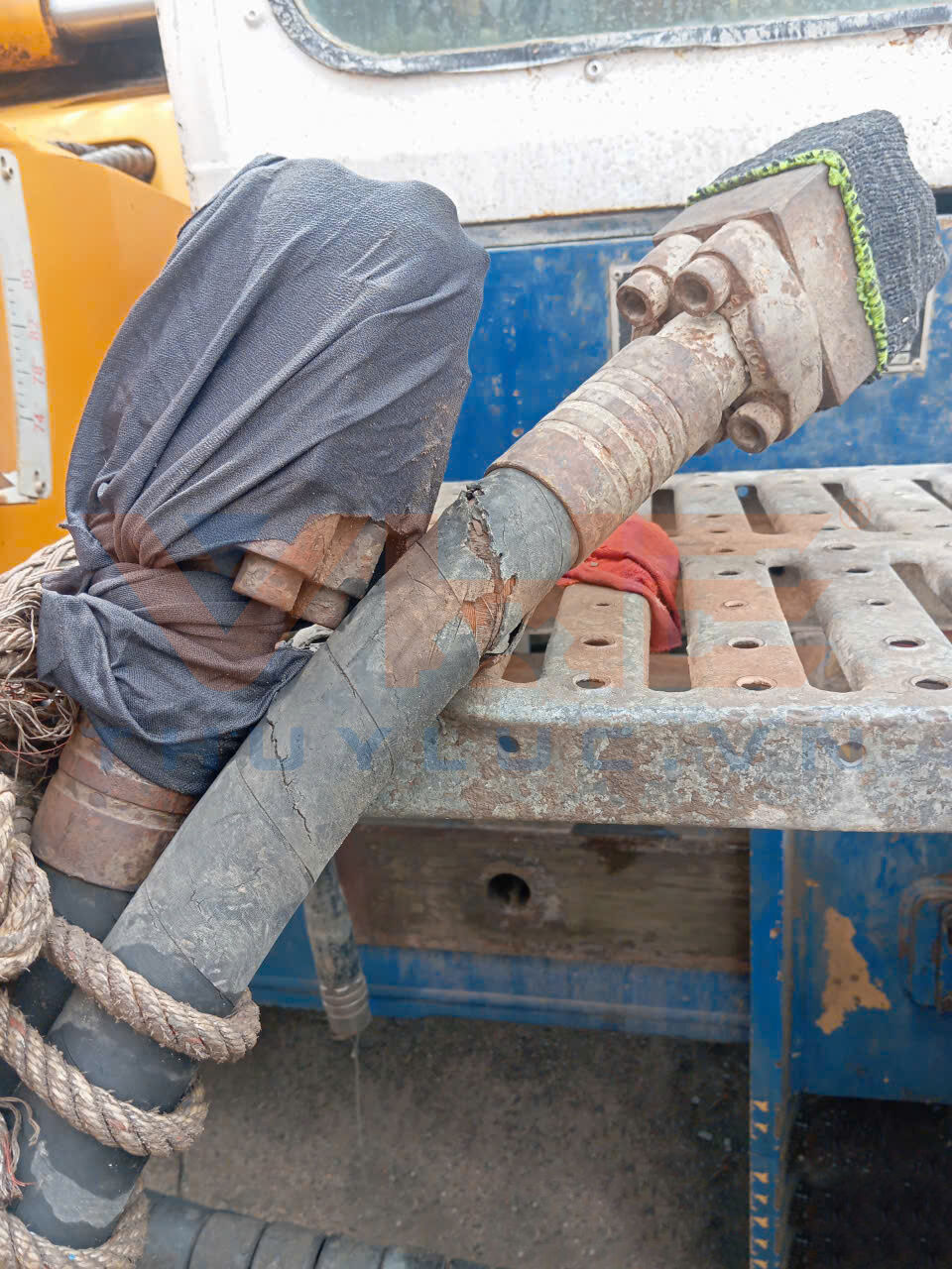 Replacing 20 meters of hydraulic hose for diaphragm wall grab reel