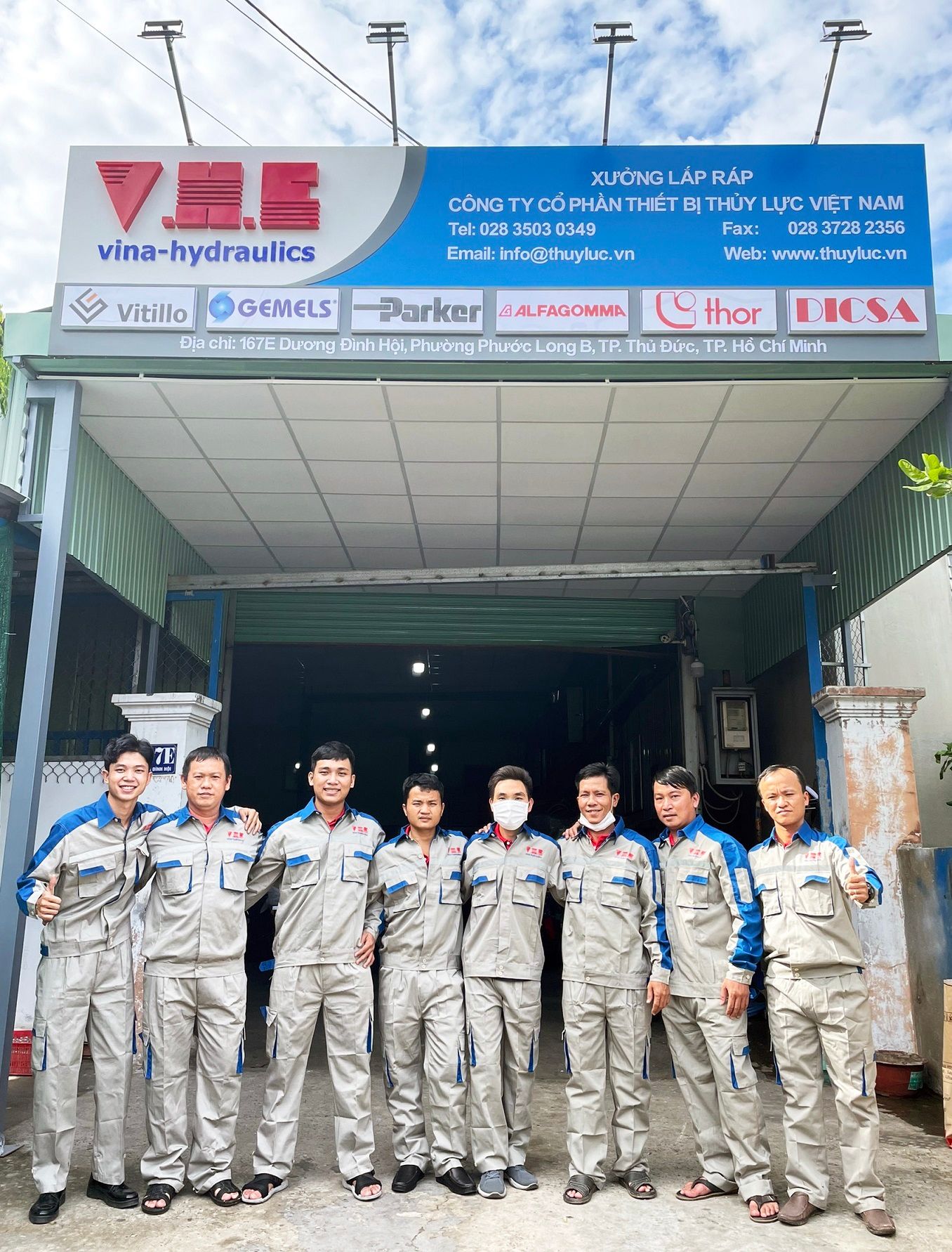 Tập thể các anh em nhân viên dịch vụ kĩ thuật VHE