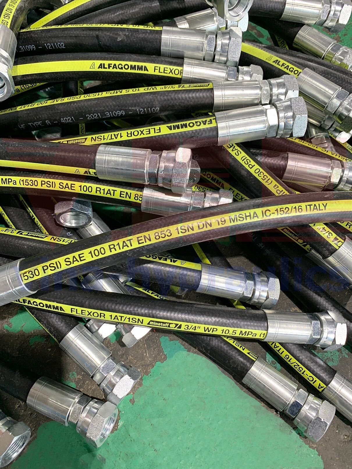50 strands of Alfagomma FLEXOR 1SN-MT hydraulic hose, 3/4" pressure-resistant 105 bar, 1 layer with 2 JIS ends.