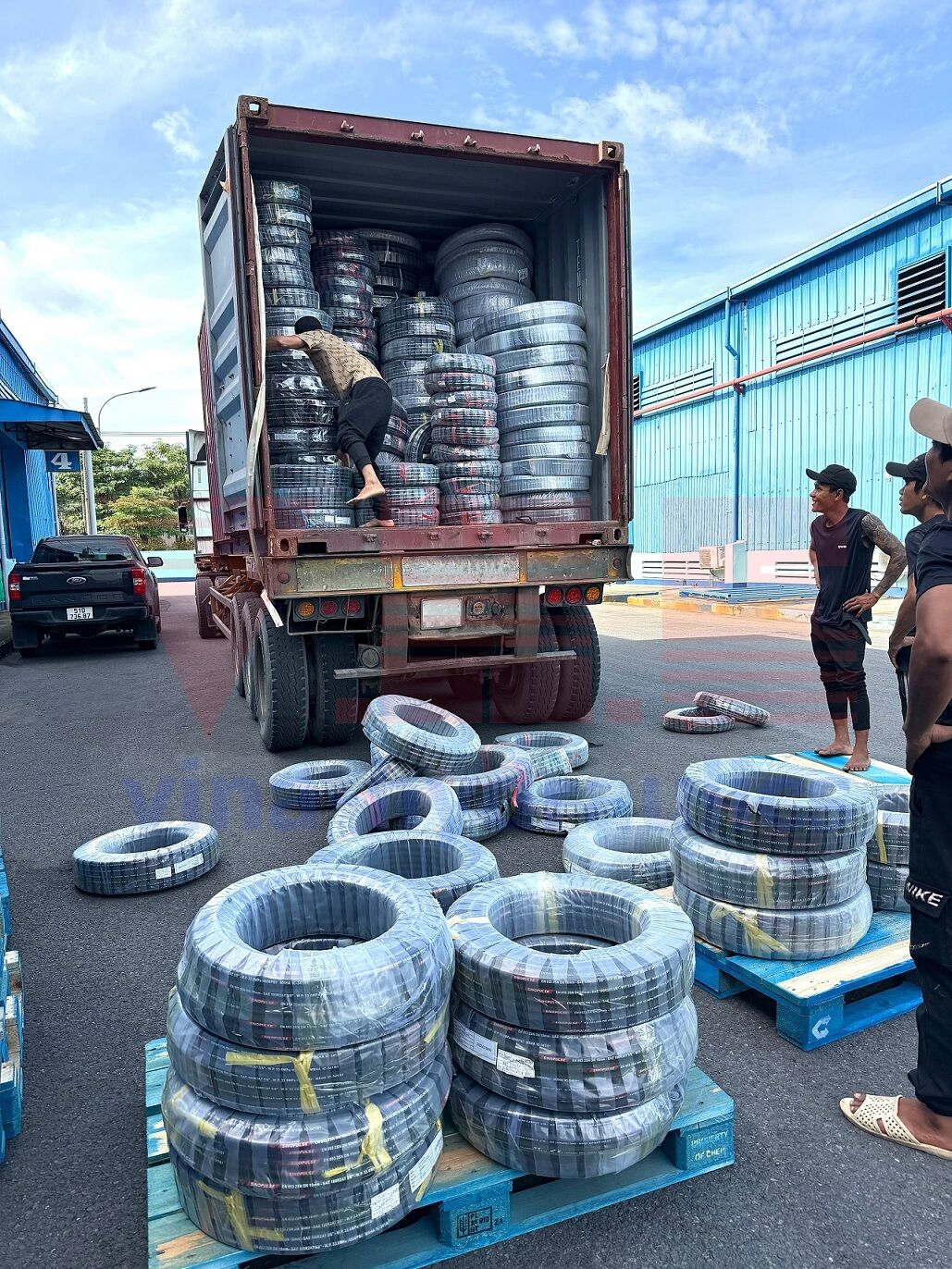 Hơn 20 ngàn mét tuy ô thủy lực cập bến tại kho xưởng