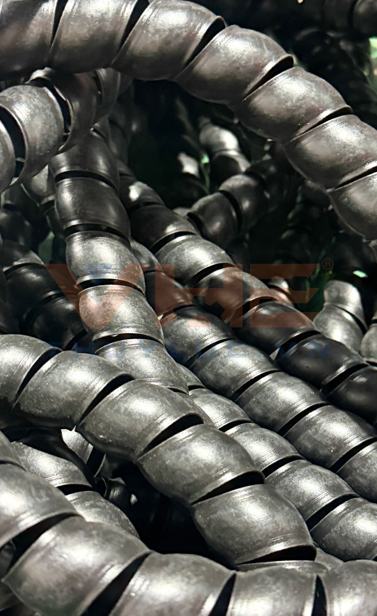 Why are plastic spiral wraps for hydraulic hoses so popular today?