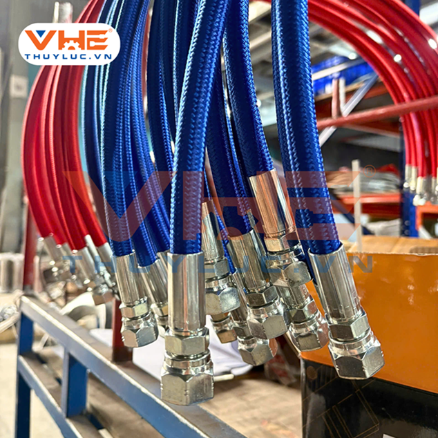 Ống Teflon PTFE bọc dù xanh đỏ sẵn số lượng lớn tại Hà Nội
