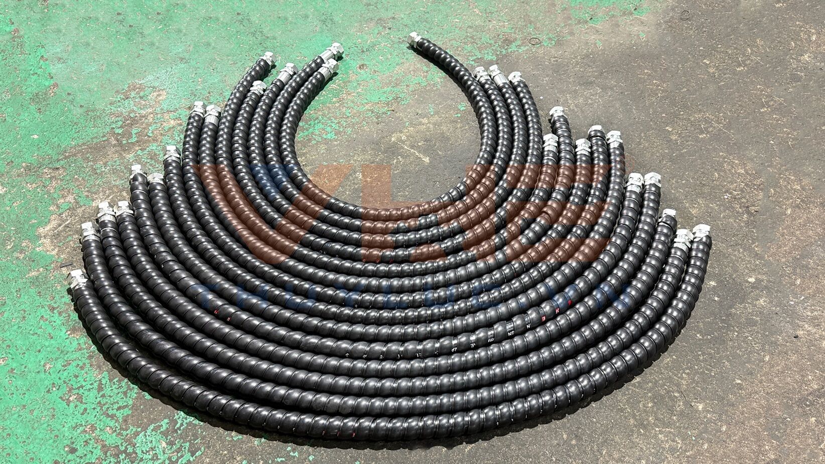 Gia công bọc lò xo nhựa bảo vệ ống thủy lực