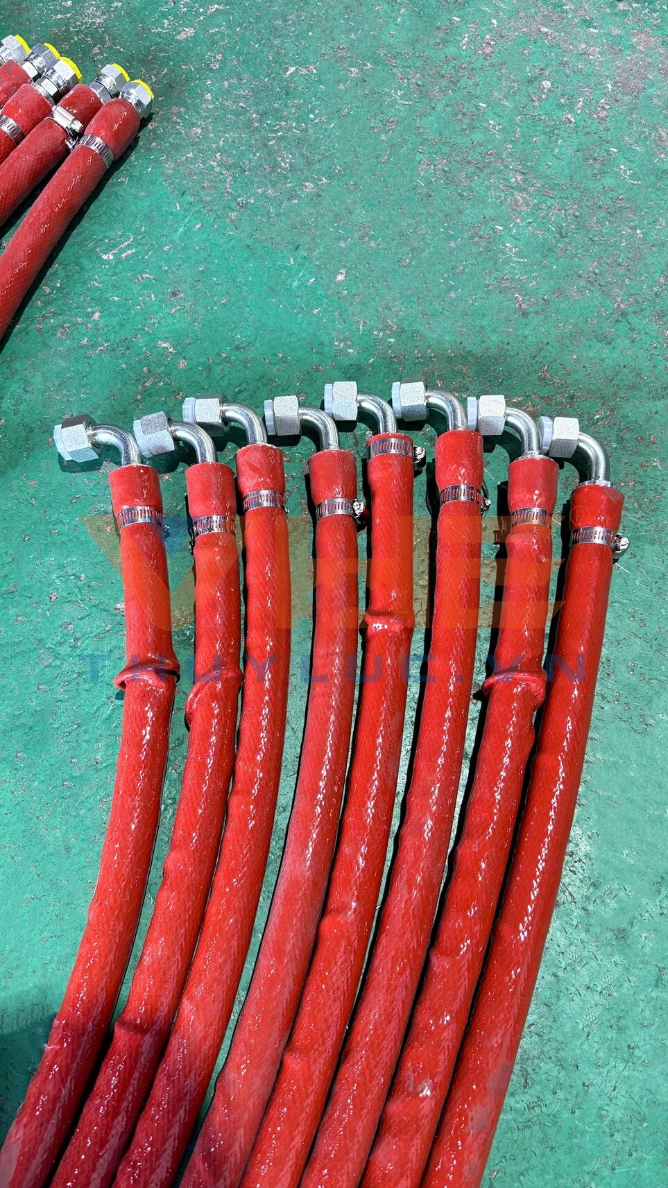 gia công bấm đầu và bọc vỏ chống cháy ống thủy lực chuyên nghiệp