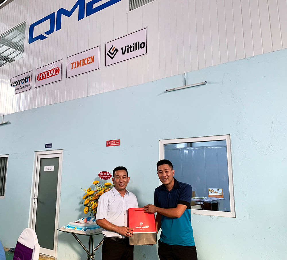 VHE tặng quà sinh nhật cho Sếp Nguyễn Văn Tuấn