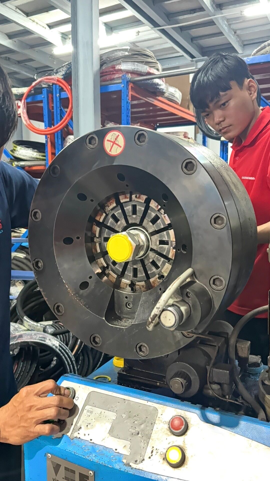 Bọc lò xo thép cho ống thủy lực 2 lớp có thực sự đơn giản