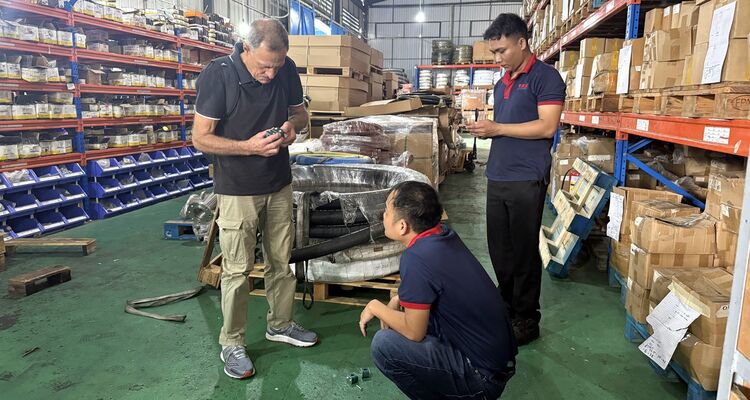 VHE Đón Khách Quốc Tế Nghiệm Thu Kẹp Ống Thủy Lực DIN 3015