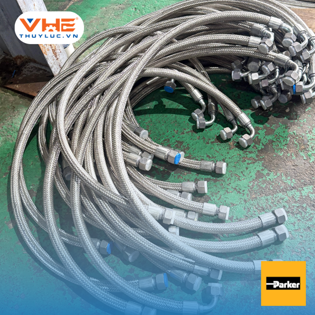 Parker R2AT 5/8" hydraulic hose with set of DIN-standard one-piece crimp fittings 20S