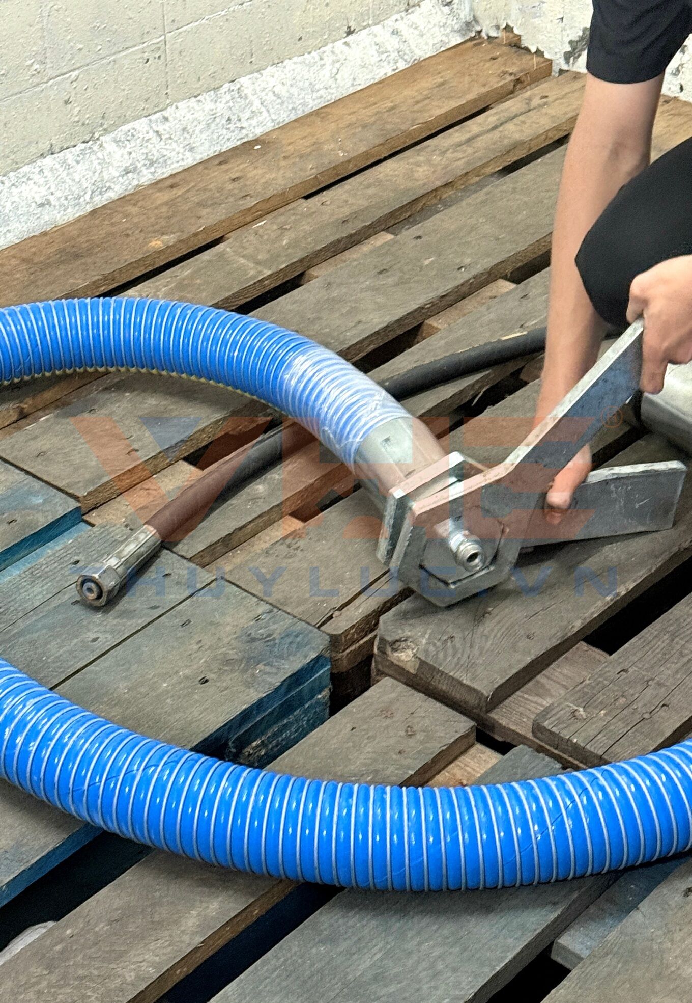 The complex process of attaching fittings to a composite hose