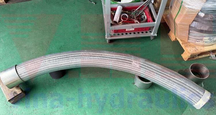Gia công bấm đầu ống mềm cao su lõi thép Thor size lớn 6'' cho công ty vật tư thép