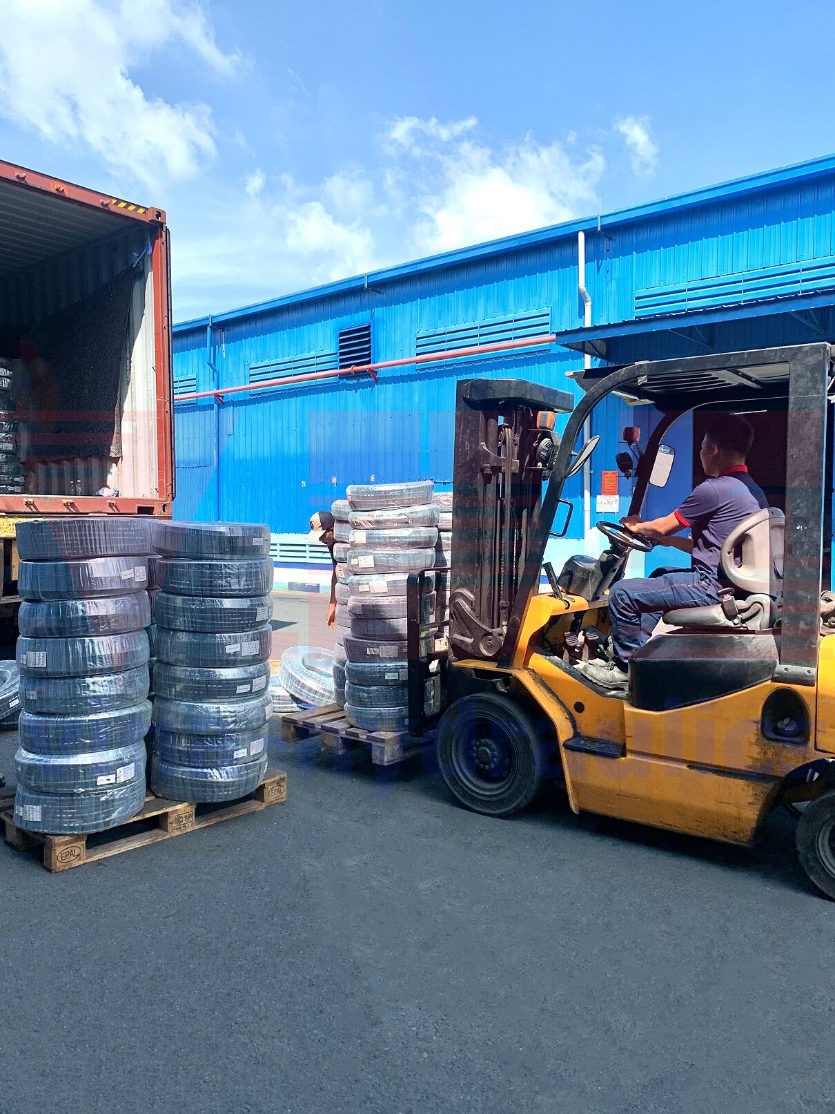 More than 50,000 meters of Sinopulse hydraulic hoses warehoused