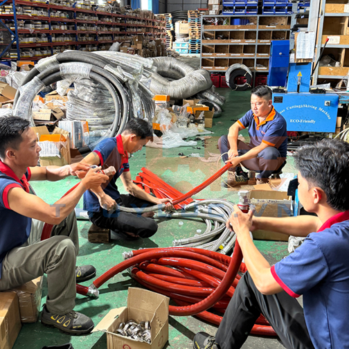 Luồn vỏ PJ nhẹ nhàng, không làm tổn hại đến kết cấu sợi thủy tinh bên trong